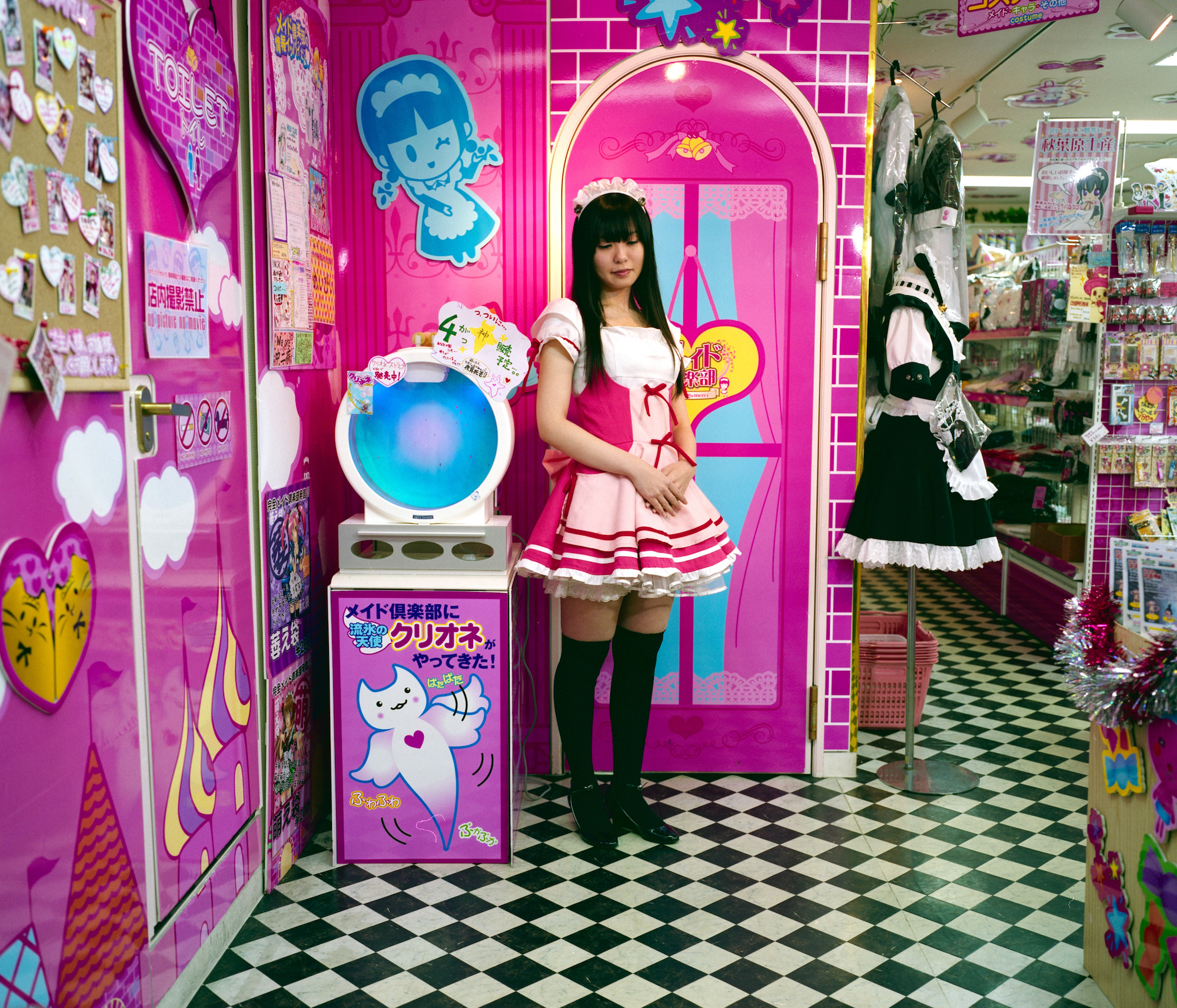 what it s like to visit a maid cafe in tokyo